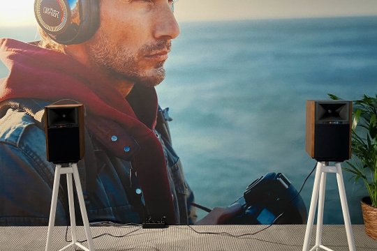 JBL mit dem neuen Aktiv-Lautsprecher inklusive Streamer und DAC